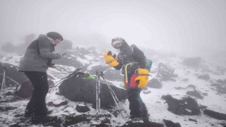 Ağrı Dağında dondurucu soğukta başarılı zirve tırmanışı