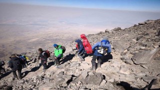 Ağrı Dağında sıcak hava kayaları yerinden oynattı