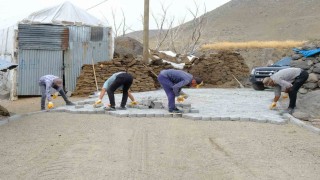 Ağrıda köy yollarında asfalt ve kilit parke çalışmaları tamamlandı