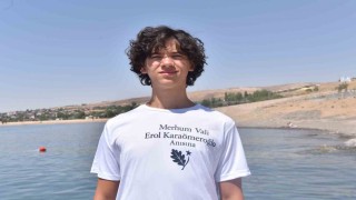 Ahlatta yüzme maratonunun en küçüğü 3,5 saatte hedefe ulaştı