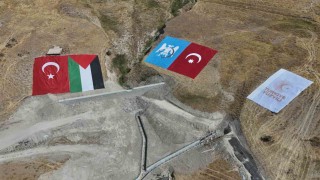 Ahlattaki etkinlik alanında dev Türk ve Filistin bayrakları açıldı
