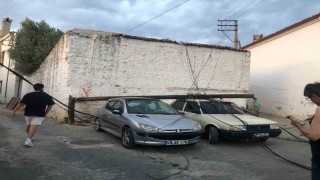 Ahşap direk araçların üzerine devrildi