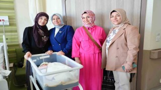 AK Parti Kayseri Kadın Kollarından Anne Sütü Haftasına anlamlı ziyaret