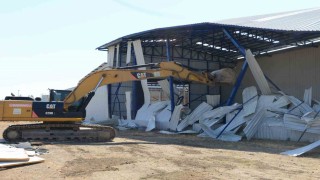 Akçalarda 2 kaçak yapı yıkıldı