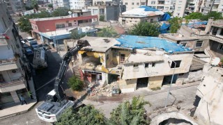 Akdenizde risk oluşturan metruk yapılar yıkılıyor