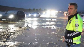Aksaray-Nevşehir karayolunu sel vurdu: Yol trafiğe kapandı