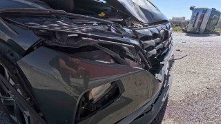 Aksarayda otomobil minibüsle çarpıştı: 2 yaralı