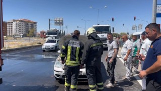 Aksarayda seyir halindeki otomobilde yangın paniği