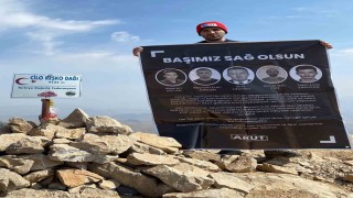 AKUT Manisa gönüllüsü 4 bin 135 metrede orman şehitlerini andı