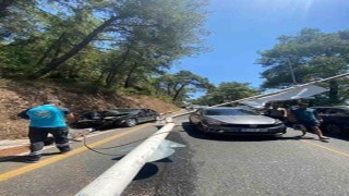 Akyakada freni patlayan araç aydınlatma direğine çarptı