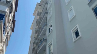 Alanyada klima takarken dengesini kaybeden kişi 6. kattan zemine düştü