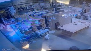 Alanyada mobilya atölyesinin kundaklandığı anlar güvenlik kamerasında