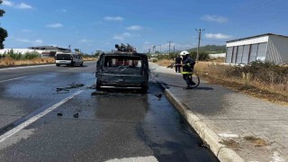 Alanyada seyir halindeki Fiat otomobil alev aldı