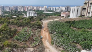 Alanyada yol genişletildi, elektrik direği yolun ortasında kaldı