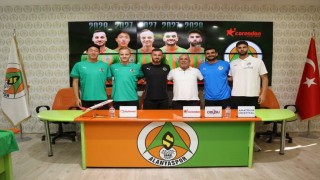 Alanyaspor, sözleşmesini uzattığı oyuncular için imza töreni düzenledi
