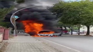 Alev alan otomobilden geriye hurda yığını kaldı