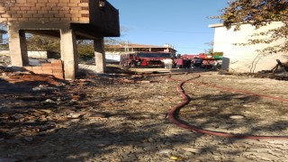 Alevlere teslim olan ahşap ev küle döndü