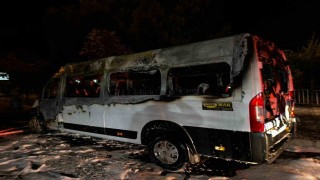 Alevlere teslim olan okul taşıtı demir yığınına döndü