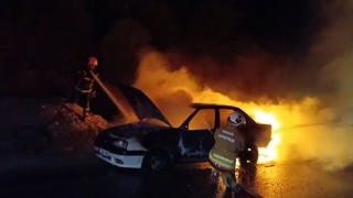 Alevlere teslim olan otomobil kullanılamaz hale geldi