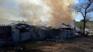 Alevlere teslim olan samanlık kullanılamaz hale geldi