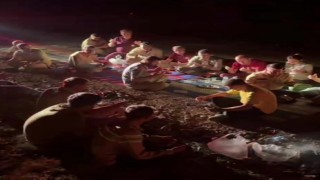 Alevlerin arasında karnını doyuran ormancılardan duygulandıran dua