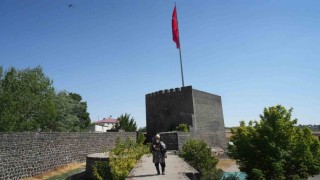 Alparslan kıyafeti ile Malazgirti gezen Hasan Keskin, Malazgirtli çocuklar bana Alparslan dede diye sesleniyor