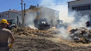 Alt katındaki samanların tutuştuğu evi yanmaktan ekipler kurtardı