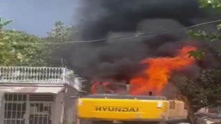 Altyapı çalışması yapan iş makinesi alev topuna döndü