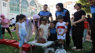 Amasya polisinden Kuran kursunda eğitim gören çocuklara pasta sürprizi