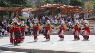 Amasyada 30 Ağustos kutlamalarında ses sistemi krizi: Gösterileri yarım kalan kızları halk teselli etti