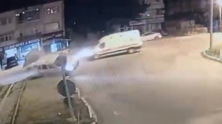 Amasyada ambulansın hafif ticari araca çarptığı kaza kamerada
