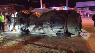 Amasyada otomobil çarptığı ağacı kökünden söktü: 2 yaralı