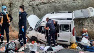 Amasyada yoldan çıkan araç toprak yığınına çarptı: 4 yaralı