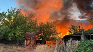 Ambarda başlayan yangın evleri kullanılamaz hale getirdi