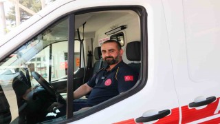 Ambulans şoförü çocuğu yalın ayak bırakmadı, istasyona galoşla döndü