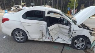 Ambulansla, otomobil çarpıştı: 5 yaralı