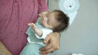 Ameliyat edilen 5 günlük bebek, 400 gramlık tümörün çıkarılmasıyla hayata tutundu