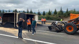 Anadolu otoyolunda asfalt yüklü kamyon devrildi