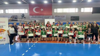 ANALİG Voleybol yarı finalinde kız takımı Türkiye finallerine yükseldi