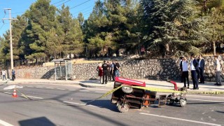 Aniden yola çıkan tarım aracına otomobil çarptı, yola düşen sürücü başka bir aracın altında can verdi