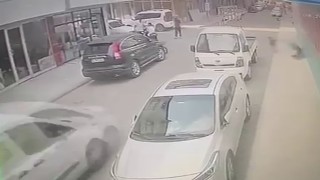 Aniden yola fırlayan çocuk hafif ticari aracın altında kaldı: Feci kaza kamerada
