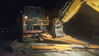 Ankarada iş makinesi taşıyan kamyon kömür taşıma bandına çarptı