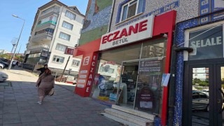 Ankarada kontrolden çıkan otomobil eczaneye çarparak durabildi