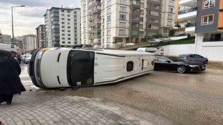 Ankarada minibüs yol kenarına devrildi