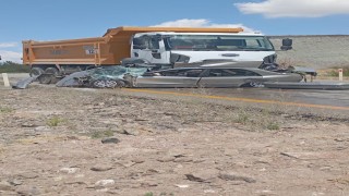 Ankarada otomobil hafriyat kamyonuyla çarpıştı: 1 ölü