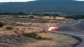 Ankarada seyir halindeki araçta çıkan yangın tarlaya sıçradı