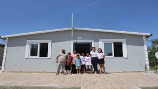 Annelerinin vefatı sonrası üvey ablalarının annelik yaptığı depremzede 3 kardeş sıcak yuvasına kavuştu