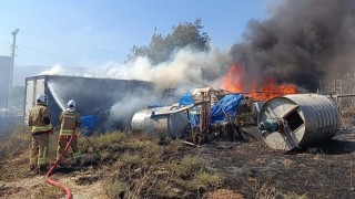 Antakyada malzeme sahasında çıkan yangın büyümeden söndürüldü