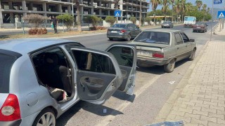 Antalyada 3 otomobilin karıştığı zincirleme kazada 2 kişi yaralandı