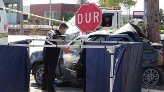 Antalyada ağaca çarpan otomobilin sürücüsü hayatını kaybetti